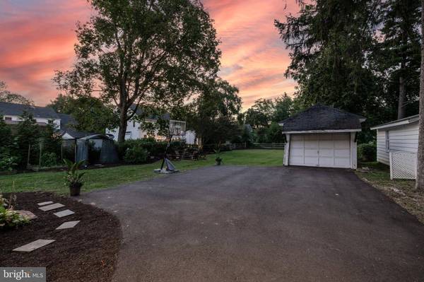 15 W MAPLE AVE, Moorestown, NJ 08057