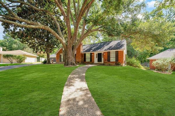 1349 Green Briar DR, Huntsville, TX 77340