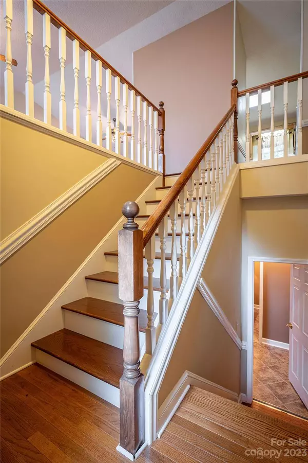 1608 8th Street CIR NW, Hickory, NC 28602