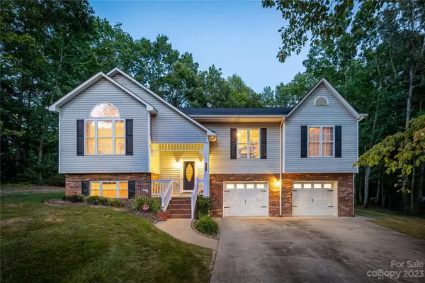 1608 8th Street CIR NW, Hickory, NC 28602