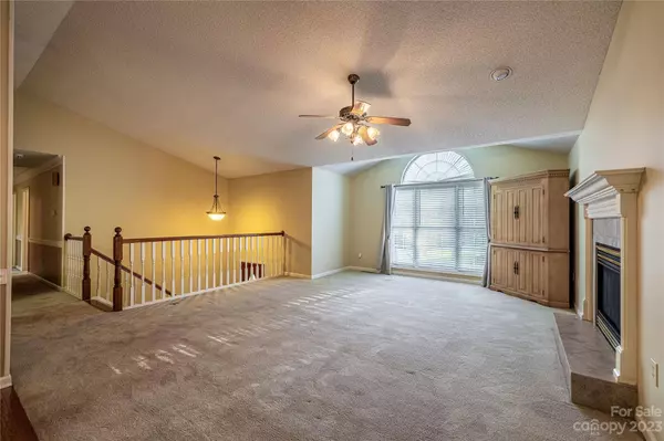 1608 8th Street CIR NW, Hickory, NC 28602