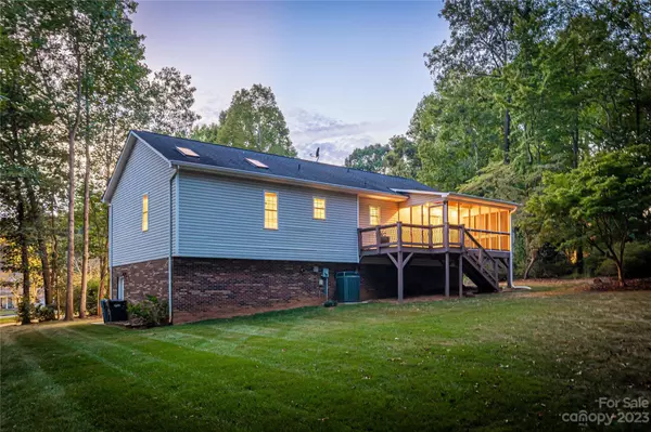 1608 8th Street CIR NW, Hickory, NC 28602