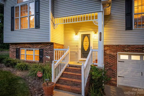 1608 8th Street CIR NW, Hickory, NC 28602