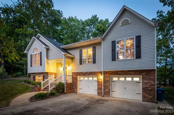 1608 8th Street CIR NW, Hickory, NC 28602