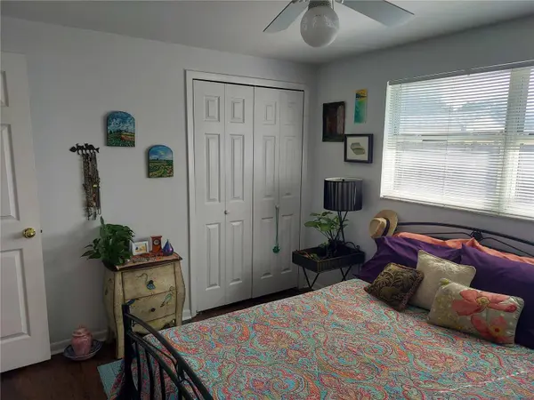 221 92ND AVE N, St Petersburg, FL 33702