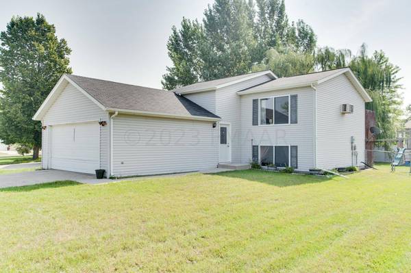3531 VILLAGE GREEN Lane, Moorhead, MN 56560