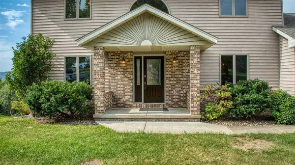 203 Eagles Bluff RD, La Crescent, MN 55947