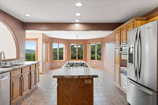 203 Eagles Bluff RD, La Crescent, MN 55947