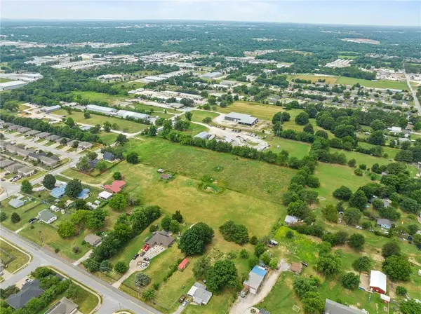 312 E County Line Road, Springdale, AR 72764