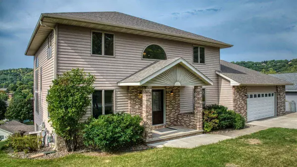 203 Eagles Bluff RD, La Crescent, MN 55947