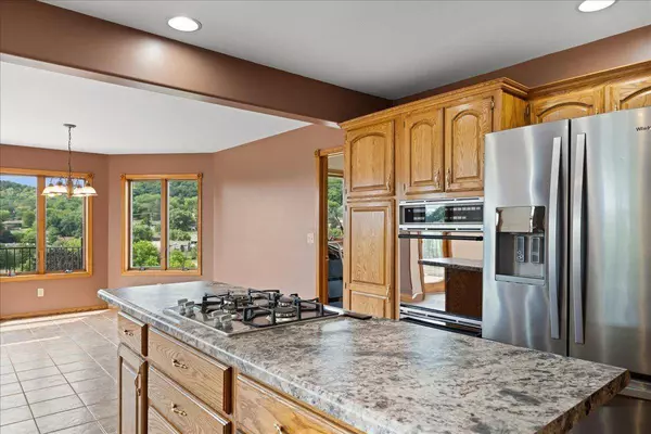 203 Eagles Bluff RD, La Crescent, MN 55947