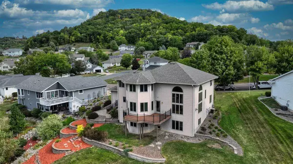 203 Eagles Bluff RD, La Crescent, MN 55947