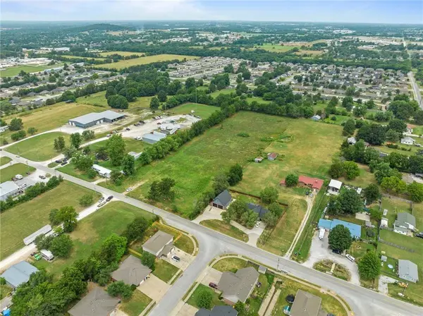 312 E County Line Road, Springdale, AR 72764