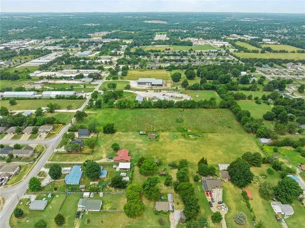 312 E County Line Road, Springdale, AR 72764