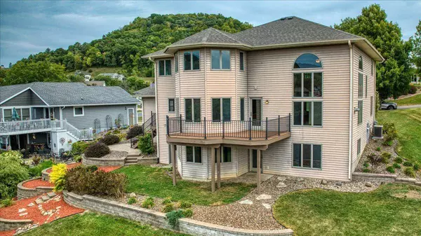 203 Eagles Bluff RD, La Crescent, MN 55947