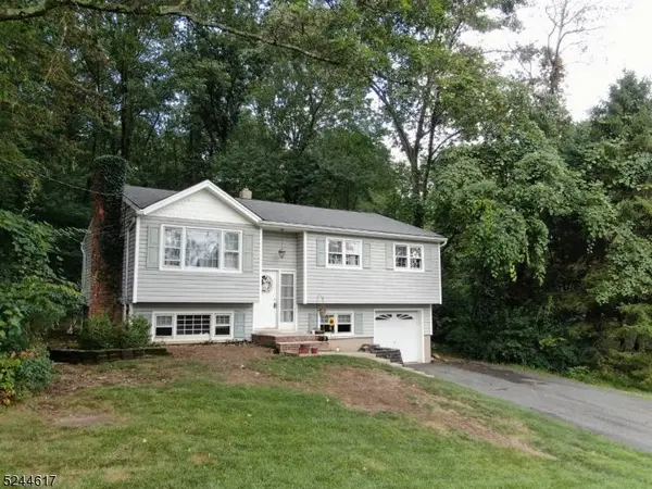 16 Paderewski Rd, Jefferson Twp., NJ 07438