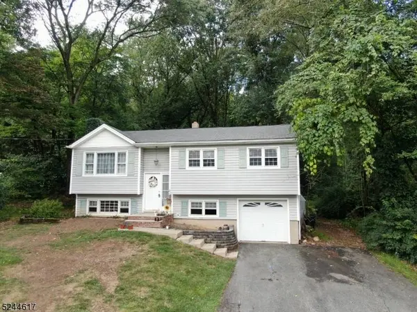 16 Paderewski Rd, Jefferson Twp., NJ 07438