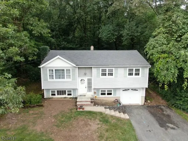 16 Paderewski Rd, Jefferson Twp., NJ 07438