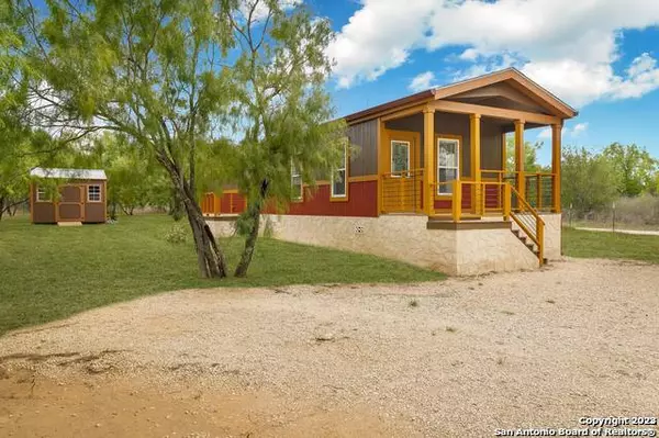 197 Private Road 6623, Devine, TX 78016