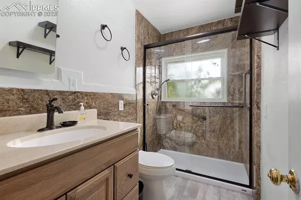 2122 Lynwood LN, Pueblo, CO 81005