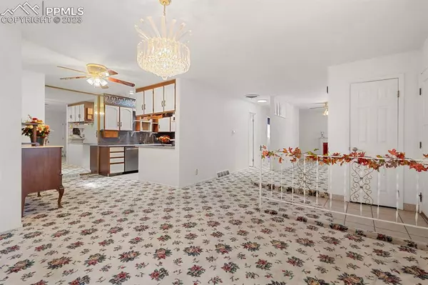 2122 Lynwood LN, Pueblo, CO 81005