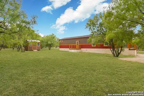 197 Private Road 6623, Devine, TX 78016