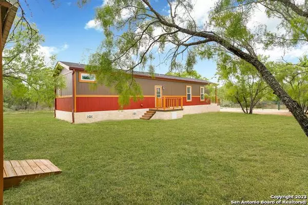 197 Private Road 6623, Devine, TX 78016