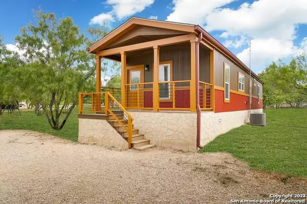 197 Private Road 6623, Devine, TX 78016