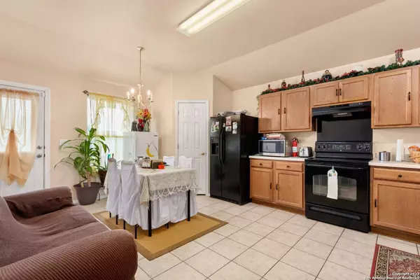 5703 CANTERBURY RUN, San Antonio, TX 78228-5616