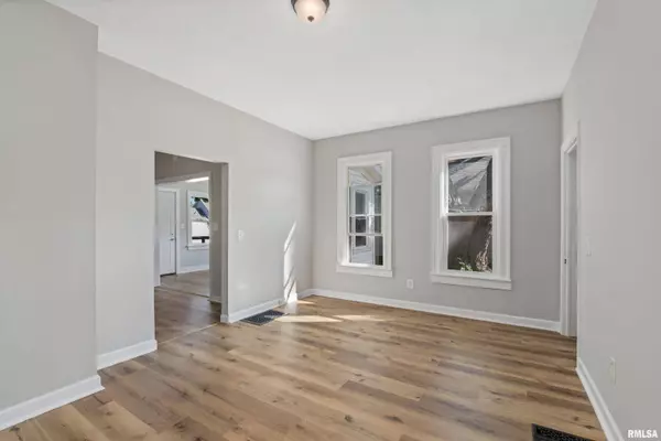 711 WILKES ST, Davenport, IA 52802