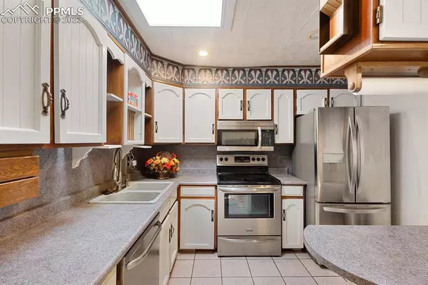 2122 Lynwood LN, Pueblo, CO 81005