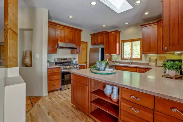 5525 Quemazon, Los Alamos, NM 87544