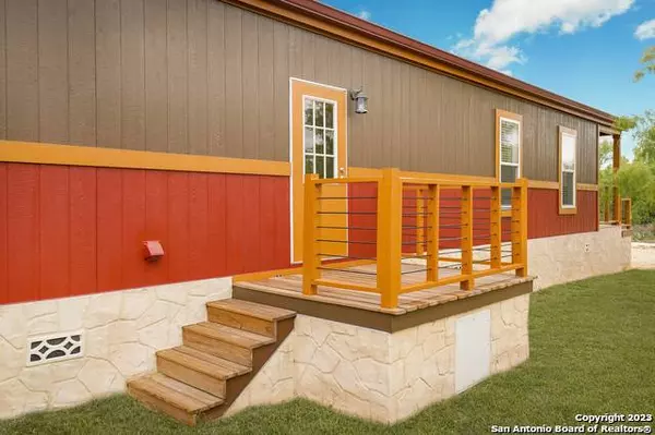 197 Private Road 6623, Devine, TX 78016