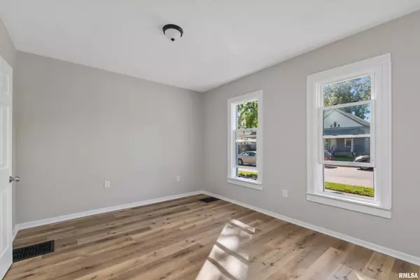 711 WILKES ST, Davenport, IA 52802