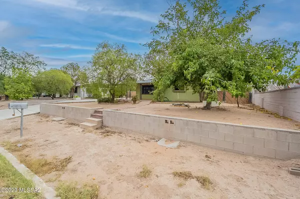 817 W District Street, Tucson, AZ 85714