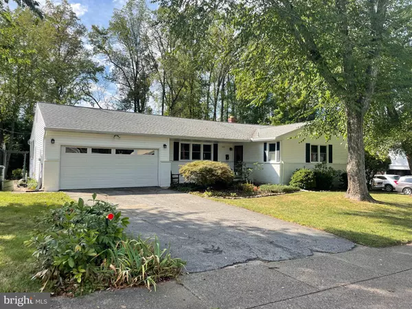 801 N COUNTRY CLUB DR, Newark, DE 19711