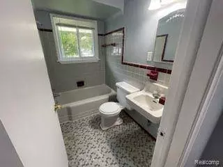 607 E WOODWARD HEIGHTS Boulevard, Hazel Park, MI 48030