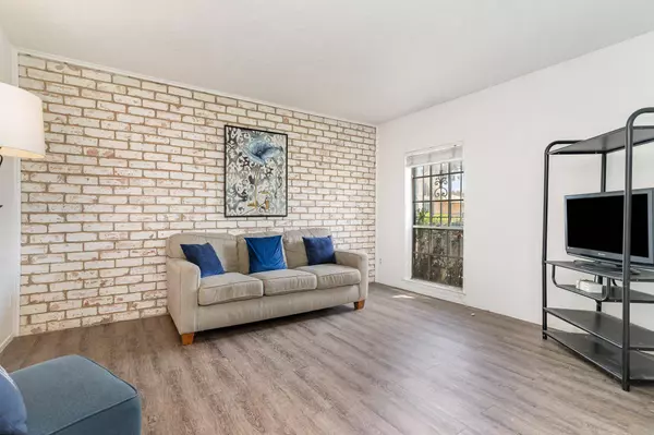 10 W Townhouse Lane #32, Grand Prairie, TX 75052