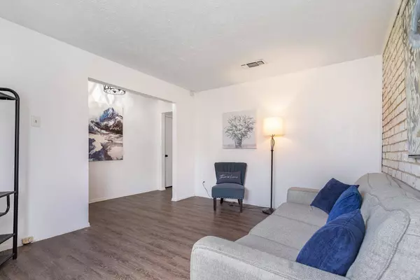 10 W Townhouse Lane #32, Grand Prairie, TX 75052