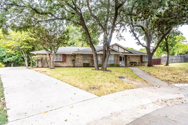 219 Clubbrook Circle, Desoto, TX 75115