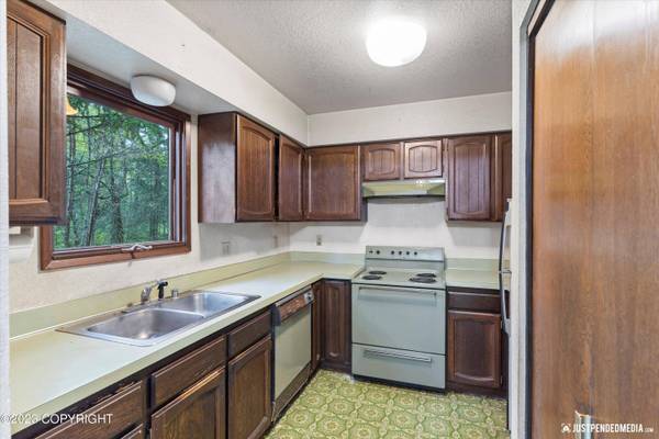 10401 Lone Tree DR, Anchorage, AK 99507