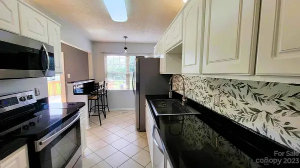 81 Meadowridge DR, Taylorsville, NC 28681