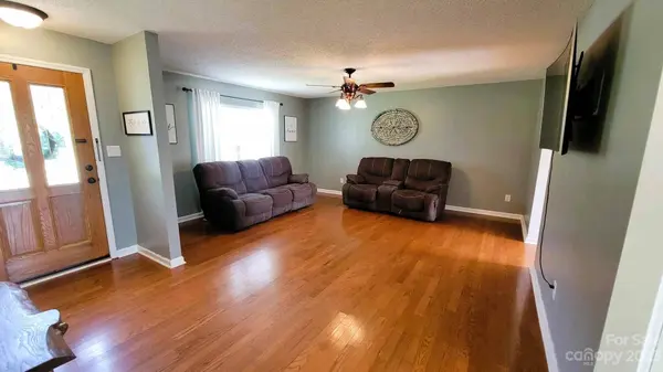 81 Meadowridge DR, Taylorsville, NC 28681