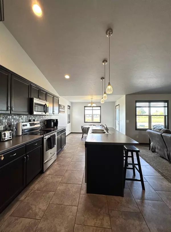 1231 ALLISON DR, Neenah, WI 54956