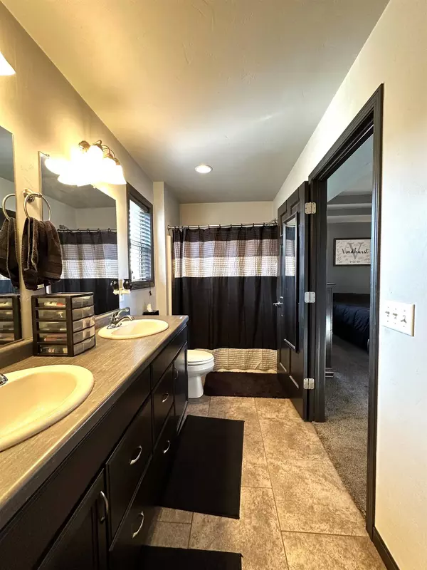 1231 ALLISON DR, Neenah, WI 54956