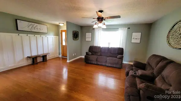 81 Meadowridge DR, Taylorsville, NC 28681