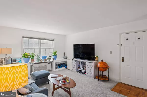 1636 W ABINGDON DR W #203, Alexandria, VA 22314