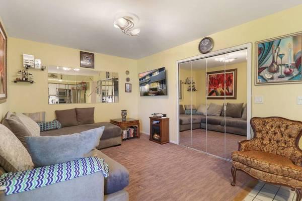 34060 N White Oak LN #44-C, Gurnee, IL 60031