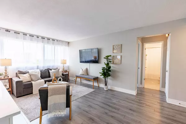 10 Sunny Glenway #912, Toronto, ON M3C 2Z3