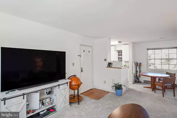 1636 W ABINGDON DR W #203, Alexandria, VA 22314